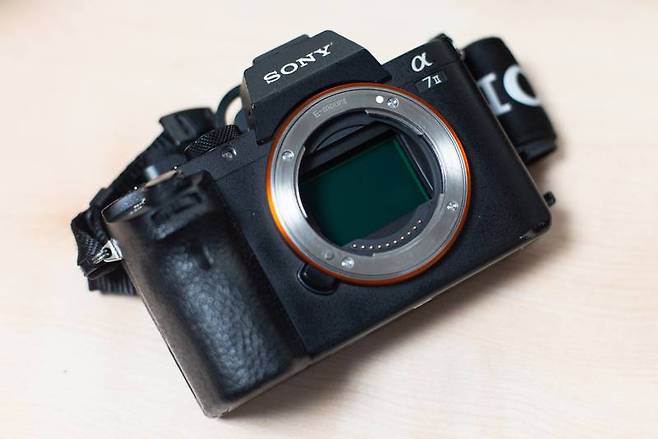 카메라의 외관과 센서, 수리 이력 등을 바탕으로 카메라의 상태를 유추하는 것이 중고 거래의 핵심이다. 출처=IT동아