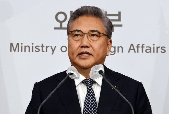 박진 외교부 장관이 6일 오전 서울 종로구 외교부에서 일제 강제징용 피해배상 해법 정부입장 발표를 하고 있다. 공동취재