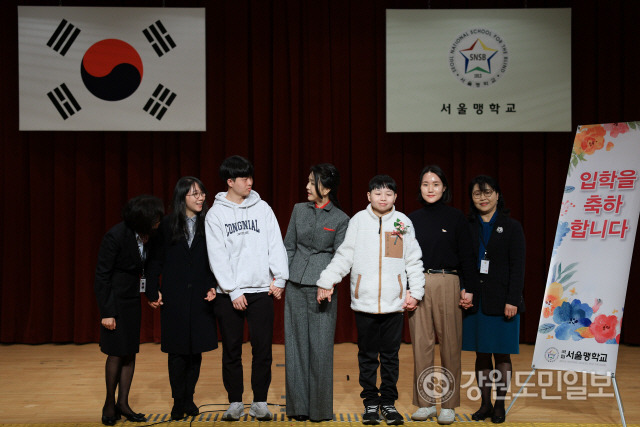 ▲ 김건희 여사가 지난 2일 서울 종로구 서울맹학교 입학식에 참석해 입학생들에게 축하 인사를 하고 있다. 사진/대통령실 공동취재단