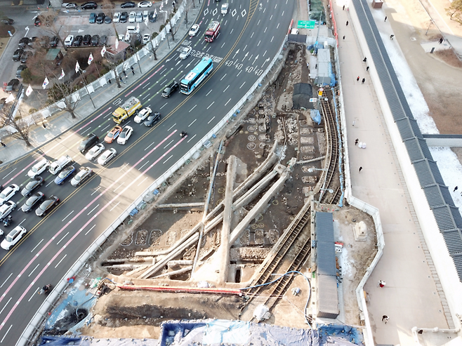 광화문 월대 복원을 위한 발굴 조사 중 일제가 설치한 전차 철로가 발견된 현장 모습. 서울시 제공