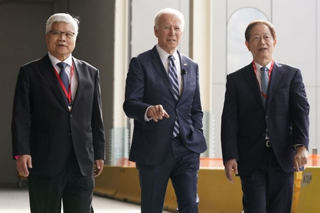조 바이든 미국 대통령(가운데)과 류더인 TSMC 회장(오른쪽), C.C. 웨이 TSMC 최고경영자(CEO) <사진=연합뉴스>