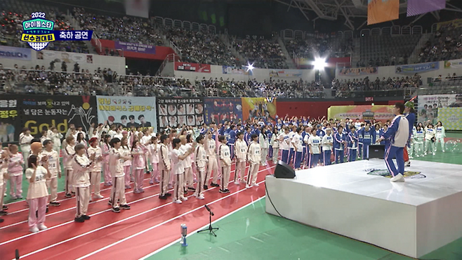 아이돌스타 선수권대회(아육대)에 출연한 연예인들이 ‘널디’의 운동복을 입고 있는 모습. <사진 제공=에이피알>