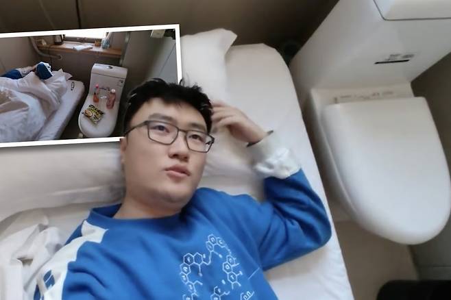 중국의 한 블로거가 허난성 정저우에 있는 규모 8㎡(2.42평)의 호텔 객실을 체험하고 올린 영상 사진. 침대 바로 옆에 변기가 설치돼 있다. [SCMP 홈페이지 갈무리]