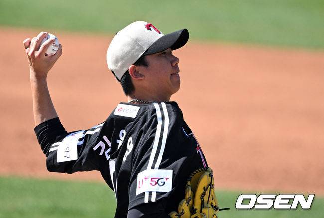 [OSEN=스코츠데일(미국 애리조나주), 지형준 기자]LG 김유영이 역투하고 있다. 2023.02.26 /jpnews@osen.co.kr