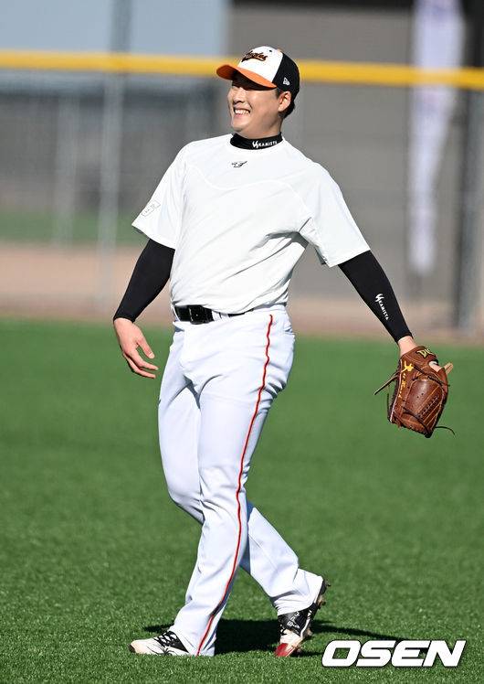 [OSEN=메사(미국 애리조나주), 지형준 기자]한화 한승혁이 롱토스를 하고 있다. 2023.02.06 /jpnews@osen.co.kr