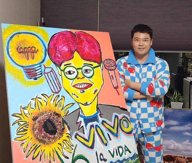 Jun Hyun-moo unveils his own painting to celebrate Song Eun-yiOn the 5th, Jun Hyun-moo posted a picture of himself next to his painting with the text, Congratulations once again on the completion of Eun-yis new building.He added, VIVO La Vida, the biggest picture of Muscia, and explained the title of the work.Muscia is a combination of Jun Hyun-moo and famous painter Basquiat. It is the name of Jun Hyun-moos bouquet, which is similar to the two styles.Unexpectedly, his paintings with his sincere painting skills and his distinctive features, Song Eun-yis paintings are impressive.Park Na-rae, who saw Jun Hyun-moos work, praised him by commenting, Oh, its scary now. Im afraid that the work will be published in the textbook a few decades later. Song Eun-yi, the main character of the picture Gift, said, I am so satisfied with my previous work !!He said.The netizen also responded to his paintings by saying, You pick up the color too well, You look like an artist to your pajamas, and Your real skills have improved.On the other hand, Jun Hyun-moo is actively engaged in various programs such as MBC Multiple mixed martial arts and JTBC Anbang Judge.Photo by Jun Hyun-moo
