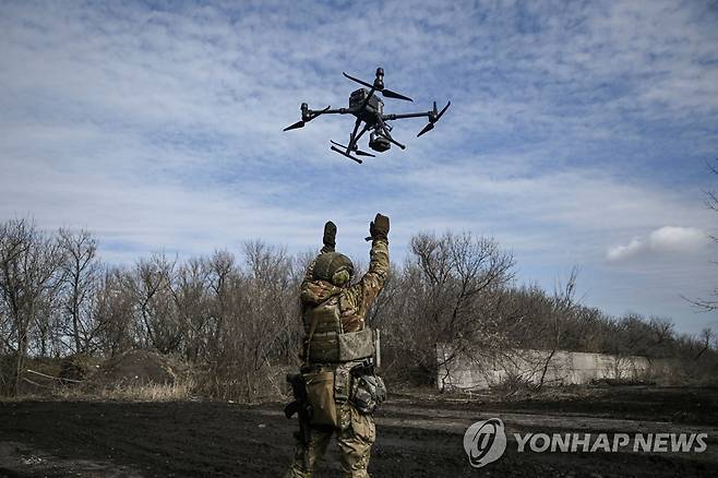 바흐무트 인근에서 러시아군 위치 파악을 위해 드론을 띄우는 우크라이나 군인들 [AFP=연합뉴스]