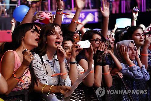 K-POP에 이스탄불 열광 2013년 9월 7일(현지시간) 튀르키예 이스탄불에서 열린 이스탄불-경주세계문화엑스포2013 특별행사인 'K-POP 페스티벌'에서 한류 팬들이 열광하는 모습 [연합뉴스 사진 자료]