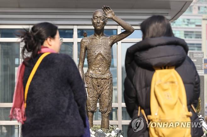 강제징용 피해배상, 제3자 변제 전망 (서울=연합뉴스) 서대연 기자 = 정부의 '제3자 변제' 방식 일제 강제징용 피해배상 해법 발표를 하루 앞둔 5일 오후 시민들이 서울 용산역광장에 세워진 강제징용 노동자상을 바라보며 대화하고 있다. 2023.3.5 dwise@yna.co.kr