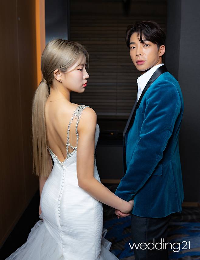 사진 : 에디터 조윤예(어시스턴트 정현정), 포토그래퍼 오필환, 드레스 크리드제이, 슈트 카네이션온더라펠, 주얼리 미아프, 헤어 혜빈, 수철, 기훈, 강민, 메이크업 이수진, 엄혜홍, 김문정(뮤아이), 장소협찬 서울드래곤시티, 제품협찬 디스퀘어드, 레이첼콕스, 보스, 수트서플라이, 이나폴리, 쟈니해잇재즈, 제이스포사, 카린, UFC, 주류협찬 가자주류