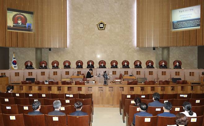 김명수 대법원장을 비롯한 대법관들이 2022년 8월30일 오후 서울 서초구 대법원 대법정에 배석해 있다. 이날 대법원 전원합의체는 긴급조치 9호 위반 혐의로 구금됐거나 유죄 판결을 받은 본인, 가족, 상속인 등이 청구한 손해배상청구 사건 상고심을 진행했다. 긴급조치 9호는 1975년 5월 제정·선포됐다./뉴스1