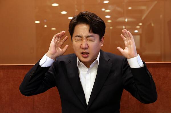 이준석 국민의힘 전 대표가 3일 서울 여의도 사무실에서 <한겨레>와 인터뷰하고 있다.강창광 선임기자 chang@hani.co.kr