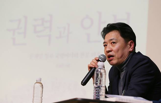 지난 2월19일 오후 제주시 김만덕기념관에서 부승찬 전 국방부 대변인이 자신의 책 <권력과 안보-문재인 정부 국방비사와 천공 의혹> 북콘서트를 진행하고 있다. 연합뉴스