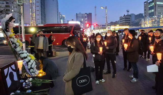 2023년 3월6일 오후 인천 미추홀구 주안역 남광장 택시 승강장 앞 광장에서 인천 미추홀구 깡통전세 피해시민대책위원회가 고인이 된 피해자 ㄱ씨를 추모하는 행사를 열었다. 시민들이 얼굴 없는 고인의 영정사진 앞에서 추모하고 있다.