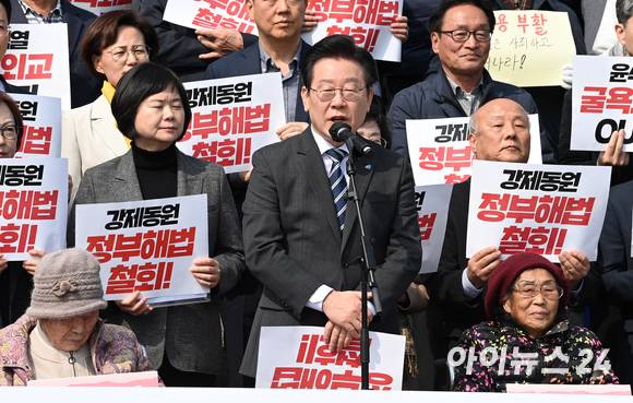 이재명 더불어민주당 대표가 7일 오후 서울 여의도 국회 본청 앞 계단에서 열린 '강제동원 정부해법 강행규탄 긴급 시국선언'에서 발언하고 있다. 이 대표의 왼쪽에 이정미 정의당 대표도 자리했다. [사진=김성진 기자]
