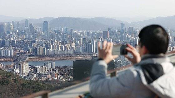 서울 남산에서 바라본 한강 이남 아파트 단지 모습. 연합뉴스