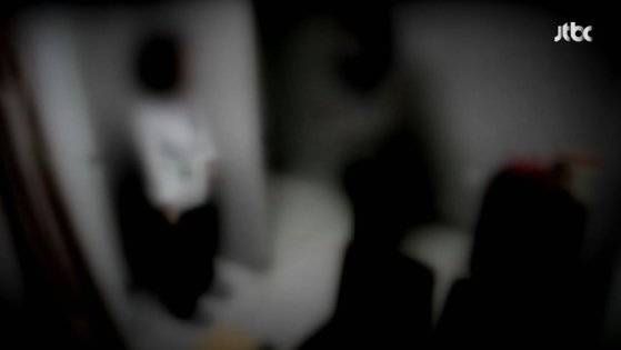 최근 진료실 내부 영상이 유출된 서울 강남의 한 성형외과에서 이번엔 탈의실 등의 영상이 추가로 유포됐다는 의혹이 제기돼 7일 경찰이 사실관계를 확인하고 있다. JTBC 방송 캡처