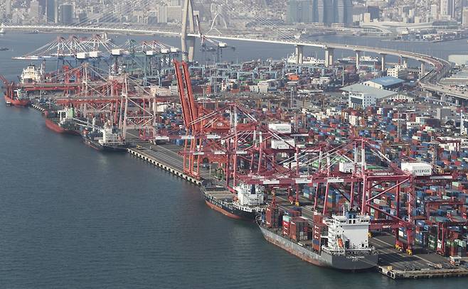 부산항 감만부두에서 컨테이너 하역작업이 이뤄지고 있다. 연합뉴스