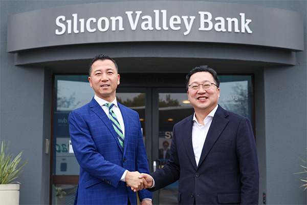 Mayor of Daejeon Metropolitan City Lee Jang Woo, right, visited the Silicon Valley Bank [Source : Daejeon City]