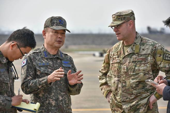 7일 경남 창녕군 소재 남지 비상활주로에서 열린 '한미연합 비상활주로 이착륙 훈련'에 참여한 최춘송 공군 공중기동정찰사령부 사령관(사진 왼쪽에서 두번째)과 마이클 마틴 주한 미 특수전사령부 마이클 마틴(오른쪽) 사령관이 연합작전 수행절차를 논의하고 있다. /사진제공=공군