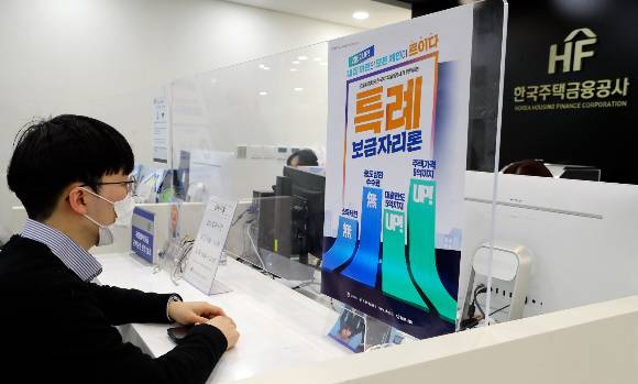 서울 중구 한국주택금융공사 서울중부지사에서 한 고객이 특례보금자리론 상담을 받고 있다./사진=뉴시스