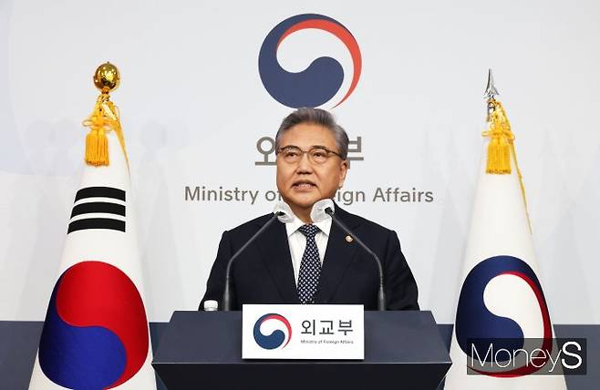 외교부가 일본 전범기업의 배상 참여 요청과 관련해 "요청할 수 있는 게 아니다"고 일축했다. 사진은 지난 6일 서울 종로구 외교부에서 일제 강제징용 피해배상 해법을 발표하는 박진 외교부 장관. /사진=장동규 기자