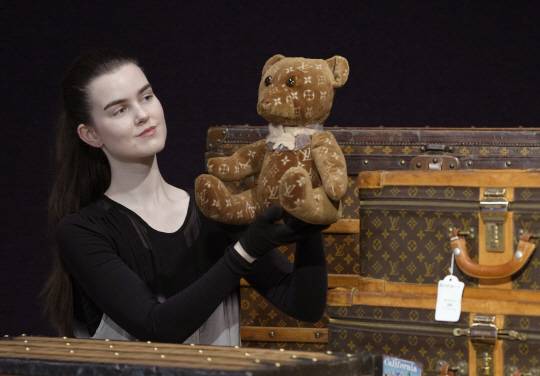 오는 9일(현지시간) 영국 런던에서 경매에 부쳐질 명품 브랜드 루이비통의 테디베어 인형. AP·연합뉴스