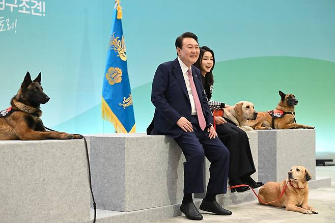 [서울=뉴시스] 윤석열 대통령과 부인 김건희 여사가 7일 청와대 영빈관에서 열린 튀르키예 지진 파견 구조견 격려 행사에서 119구조견들의 시연을 참관하고 있다. (사진=대통령실 제공) 2023.03.07. photo@newsis.com *재판매 및 DB 금지