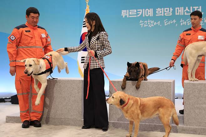 [서울=뉴시스] 윤석열 대통령 부인 김건희 여사가 7일 청와대 영빈관에서 열린 튀르키예 지진 파견 구조견 격려 행사에서 119구조견을 만지고 있다. (사진=대통령실 제공) 2023.03.07. photo@newsis.com *재판매 및 DB 금지