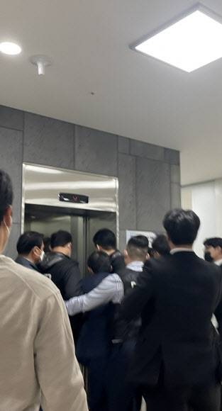 정명석 총재가 지난해 10월 영장실질심사 후 대전둔산경찰서 유치장으로 이동하고 있다. - 연합뉴스