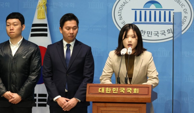 박지현 전 더불어민주당 비상대책위원장과 청년 당원들이 6일 국회 소통관에서 민주당이 나아가야 할 길이란 주제로 기자회견을 하고 있다. 연합뉴스 캡처