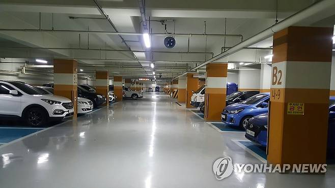 아파트 지하 주차장 * 이 기사와 직접 관련 없는 사진 [연합뉴스 자료사진]