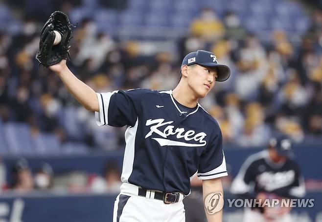 아쉬워하는 이의리 (오사카=연합뉴스) 신준희 기자 = 7일 오사카돔에서 열린 WBC 한국 대표팀과 일본 한신 타이거스의 연습경기.
    7회말 한국 이의리가 주자를 내보낸 뒤 아쉬워하고 있다. 2023.3.7 hama@yna.co.kr