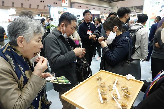 푸덱스 재팬에서 약밥 시식하는 일본인들 (도쿄=연합뉴스) 박성진 특파원 = 7일 도쿄 빅사이트에서 개막한 식품 박람회인 '푸덱스 재팬'에서 일본인 바이어들이 한국 음식 약밥을 맛보고 있다. 2023.3.7
    sungjinpark@yna.co.kr