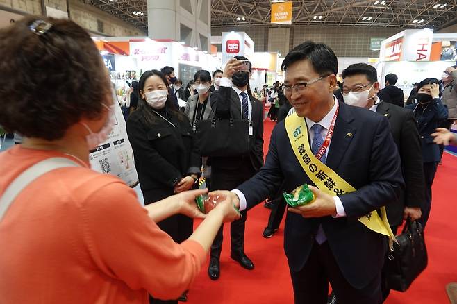 파프리카 나눠주는 김춘진 aT 사장 (도쿄=연합뉴스) 박성진 특파원 = 김춘진 aT 사장이 7일 도쿄 빅사이트에서 개막한 식품 박람회인 '푸덱스 재팬'에서 한국 농수산식품을 일본인에게 알리기 위해 파프리카를 나눠주고 있다. 2023.3.7
    sungjinpark@yna.co.kr