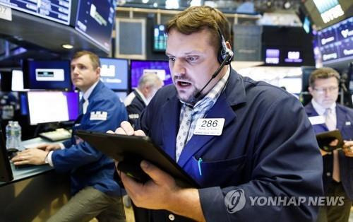 NYSE 입회장에 있는 트레이더들의 모습 [연합뉴스 자료사진]