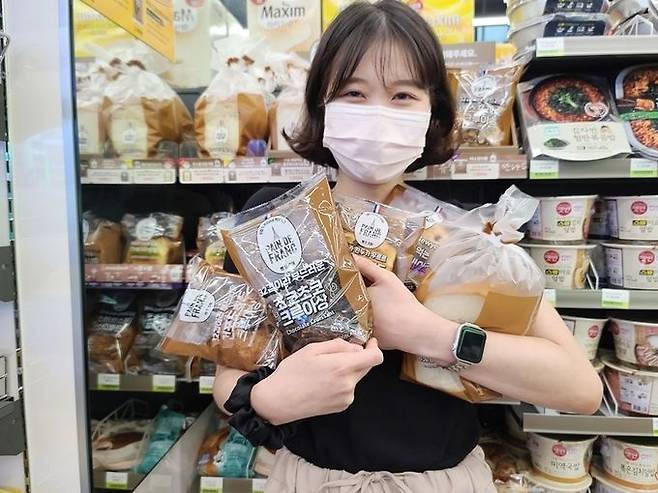 뺑 드 프랑 제품들을 들고 있는 모델/사진제공=CU