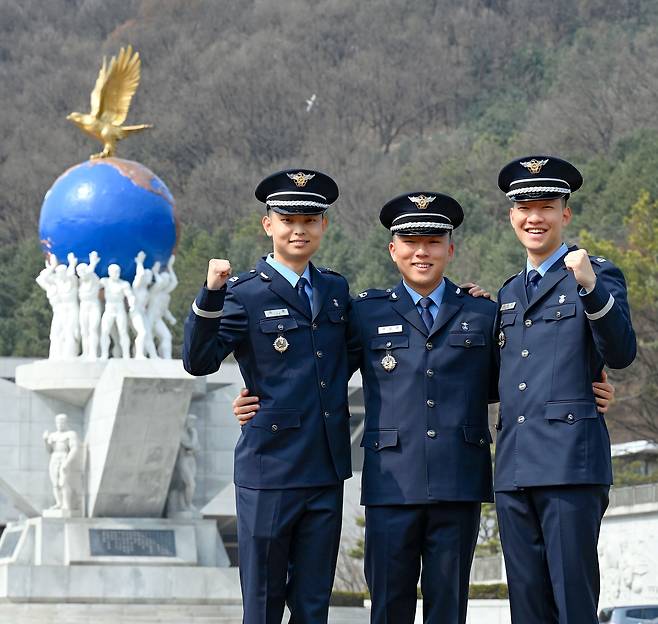 미국 시민권을 포기하고 공군 장교로 임관한 이훈 이승규, 김태훈 소위(왼쪽부터), (공군 제공)