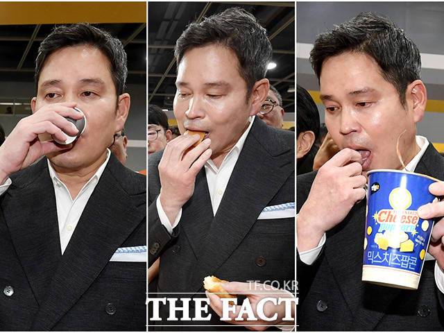 정용진 신세계그룹 부회장이 8일 오전 서울 서초구 aT센터에서 열린 '딜리셔스 페스티벌'에서 올해 트렌드에 맞춘 식품 및 음료 등을 직접 시식하고 있다. /이선화 기자