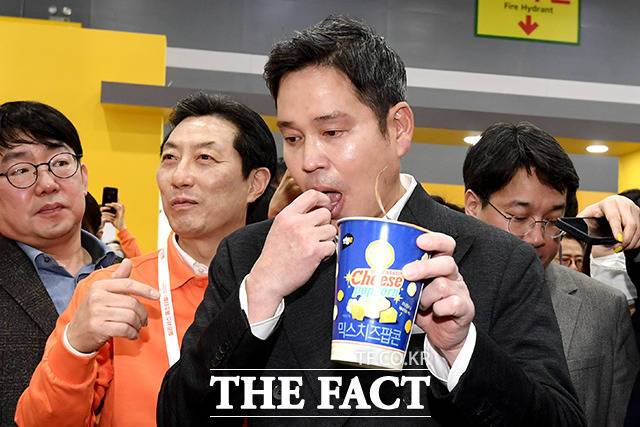 차별화 상품 중 하나인 '믹스치즈팝콘'을 시식하는 정 부회장.