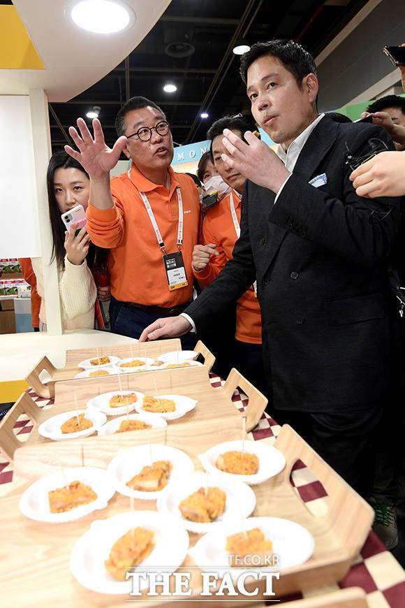빠질 수 없는 치킨 시식까지, 먹방으로 시식코너 현장 살피는 정 부회장.