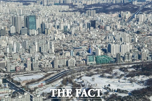 지난달 1순위 청약경쟁률은 4.8대 1로 집계됐다. 미달률은 연초 73.8%에 달했지만 지난달 33.2%로 떨어졌다. /이동률 기자