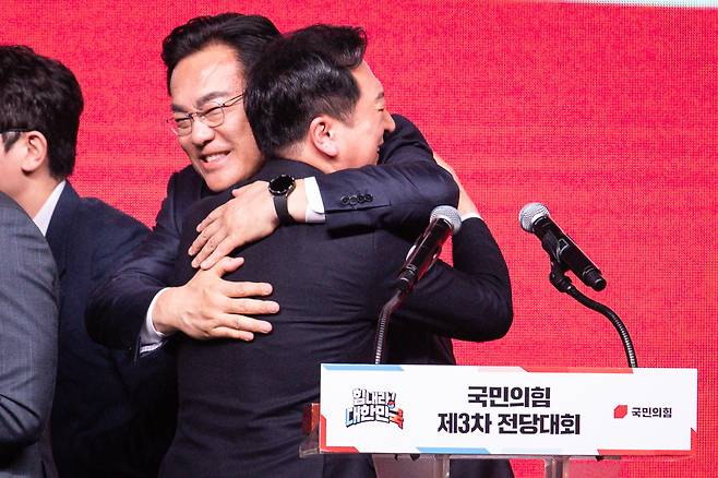 김기현 국민의힘 신임 당대표가 8일 경기 고양시 킨텍스에서 열린 국민의힘 제3차 전당대회에서 정진석 비상대책위원장과 포옹하고 있다. 2023.3.8/뉴스1