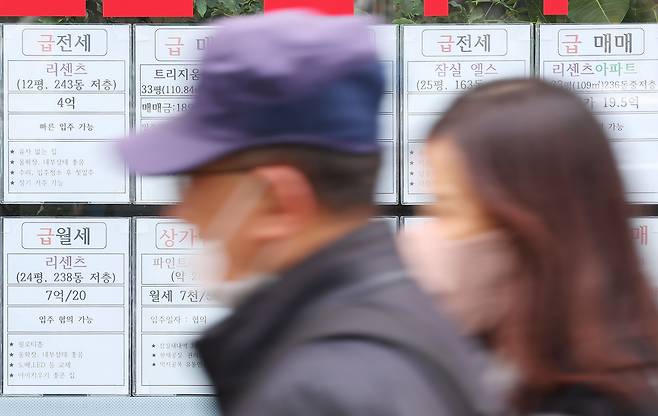 지난 1일 오후 서울 시내의 한 부동산중개업소의 매물 가격표. /연합뉴스