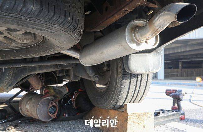 배출가스 저감장치를 점검 중인 경유자동차 모습. ⓒ뉴시스