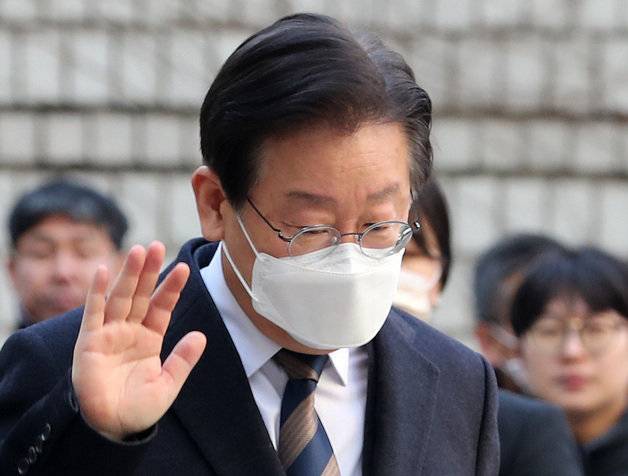 공직선거법 위반 혐의를 받고 있는 이재명 더불어민주당 대표가 3일 오전 서울 서초구 서울중앙지방법원에서 열린 첫 공판에 피고인 신분으로 출석하고 있다. 2023.3.3/뉴스1