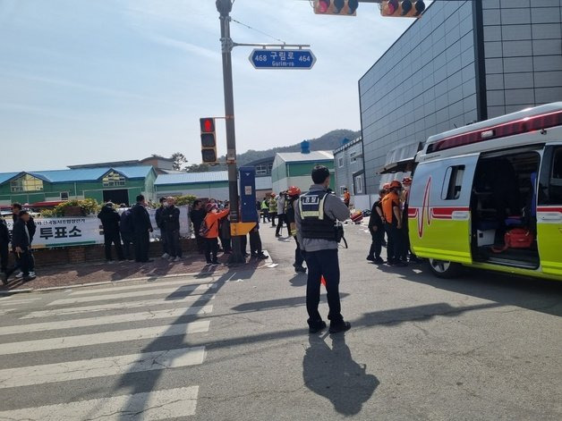 8일 오전 10시 30분께 전북 순창군 구림면 한 농협 주차장에서 1t트럭이 조합장 투표를 기다리던 인파를 들이받았다. 전북소방본부 제공