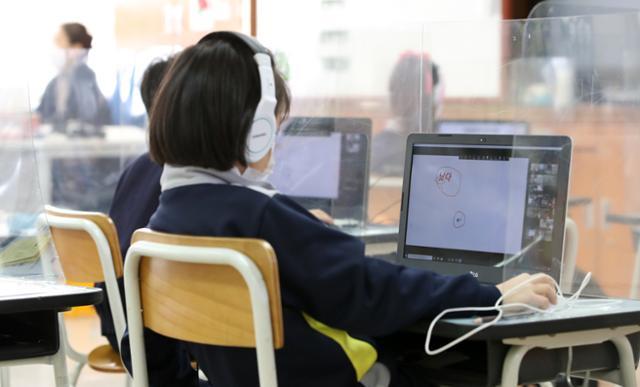 코로나 시기 서울 시내 한 초등학교 긴급돌봄에 출석한 학생들이 원격수업을 듣고 있다. 뉴시스