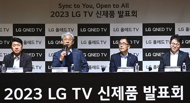 LG전자가 8일 서울 서초 R&D캠퍼스에서 진행한 TV 신제품 발표회에서 정재철 HE연구소장(전무)이 취재진의 질문에 답변하고 있다. 좌측부터 백선필 HE상품기획담당(상무), 정재철 HE연구소장(전무), 조병하 HE플랫폼사업담당(전무), 김선형 한국HE마케팅담당(상무). LG전자 제공.