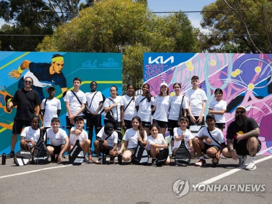 기아는 호주 오픈 기간 중 호주 멜버른에서 라파 나달 재단(Rafa Nadal Foundation) 유소년들에게 테니스 레슨과 문화 체험을 제공하는 '기아 클럽하우스' 프로그램을 운영한다. 사진은 올 참가자 모습. [연합뉴스 자료사진]